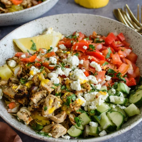 Delicious Chicken Shawarma: A Quick Weeknight Delight 1 Delicious chicken shawarma bowl with fresh veggies