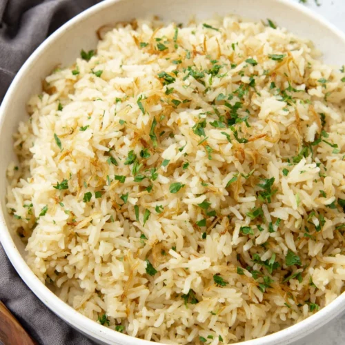 Delicious Rice Pilaf Recipe: Quick and Flavorful Delight 1 Delicious rice pilaf with vermicelli and parsley garnish.