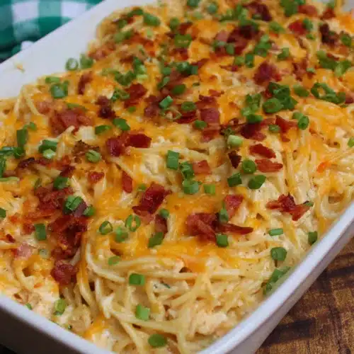Delicious Crack Chicken Spaghetti for Quick Weeknight Dinners 1 Delicious crack chicken spaghetti with cheese and bacon.