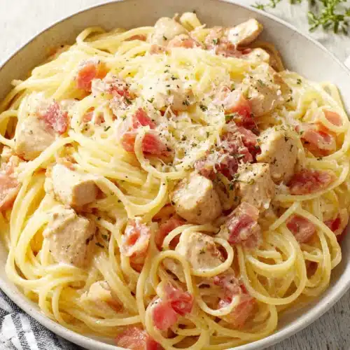 Creamy Chicken Spaghetti: A Cozy Weeknight Delight 1 Creamy chicken spaghetti, a quick weeknight meal.