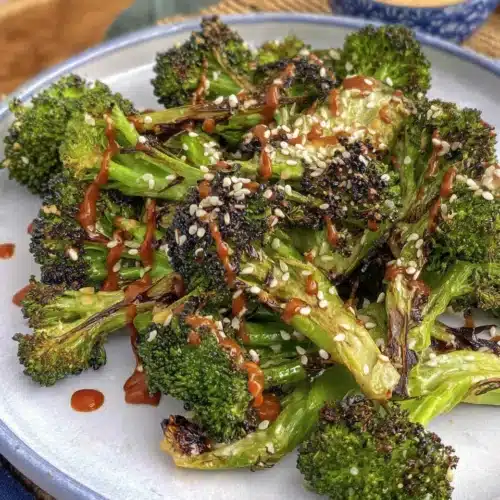 Delicious Gochujang Broccoli: A Flavorful Snack 1 Spicy gochujang broccoli dish on a plate.