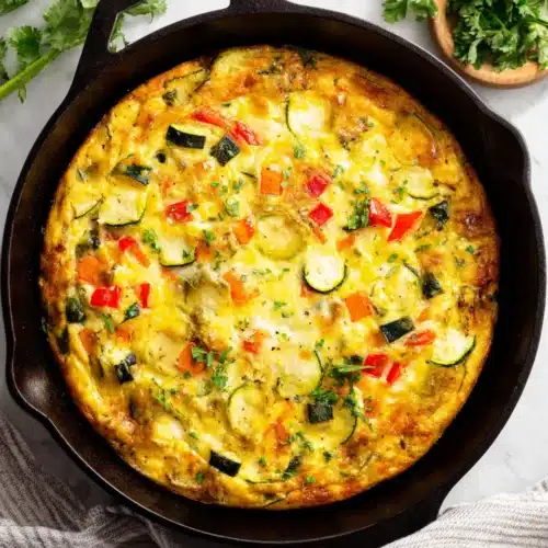 Zucchini Quiche Recipe with Eggs: Delightfully Easy and Healthy 1 Zucchini quiche recipe with eggs in a skillet.
