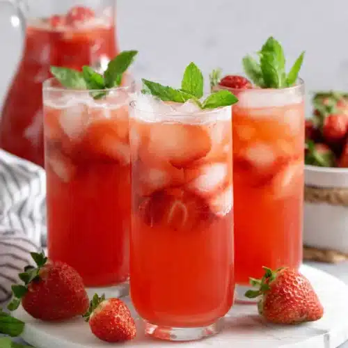Refreshing Agua de Fresa Recipe That Everyone Will Love 1 Refreshing agua de fresa in glasses with ice, strawberries, and mint garnish