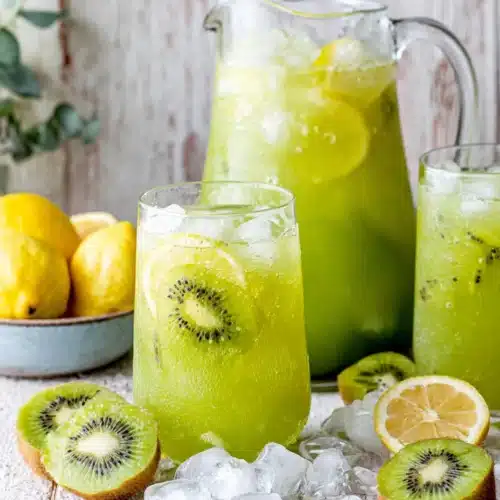 Agua de Kiwi: Refreshing and Easy to Make 1 Refreshing agua de kiwi in a pitcher and glasses with lemon and ice