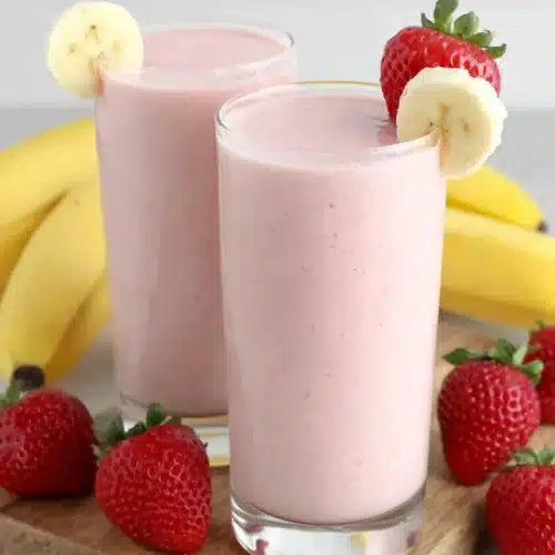 Creamy Strawberry Banana Smoothie: A Delicious Treat 1 Creamy strawberry banana smoothie in glass with fresh fruit garnish