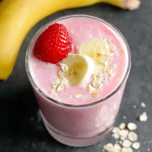 Strawberry Banana Smoothie with Yogurt: A Delicious Treat 1 Strawberry banana smoothie with yogurt in a glass, topped with banana slice and strawberry