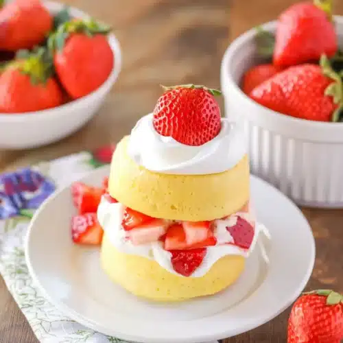 Strawberry Shortcake: A Simple Delight for Everyone 1 Strawberry shortcake with fresh strawberries and whipped cream on a white plate