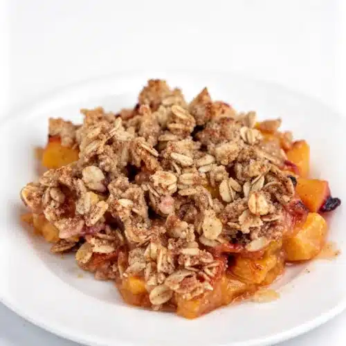 The Ultimate Healthy Peach Crumble: Irresistibly Delicious 2 The ultimate healthy peach crumble with crispy oat topping and juicy peaches